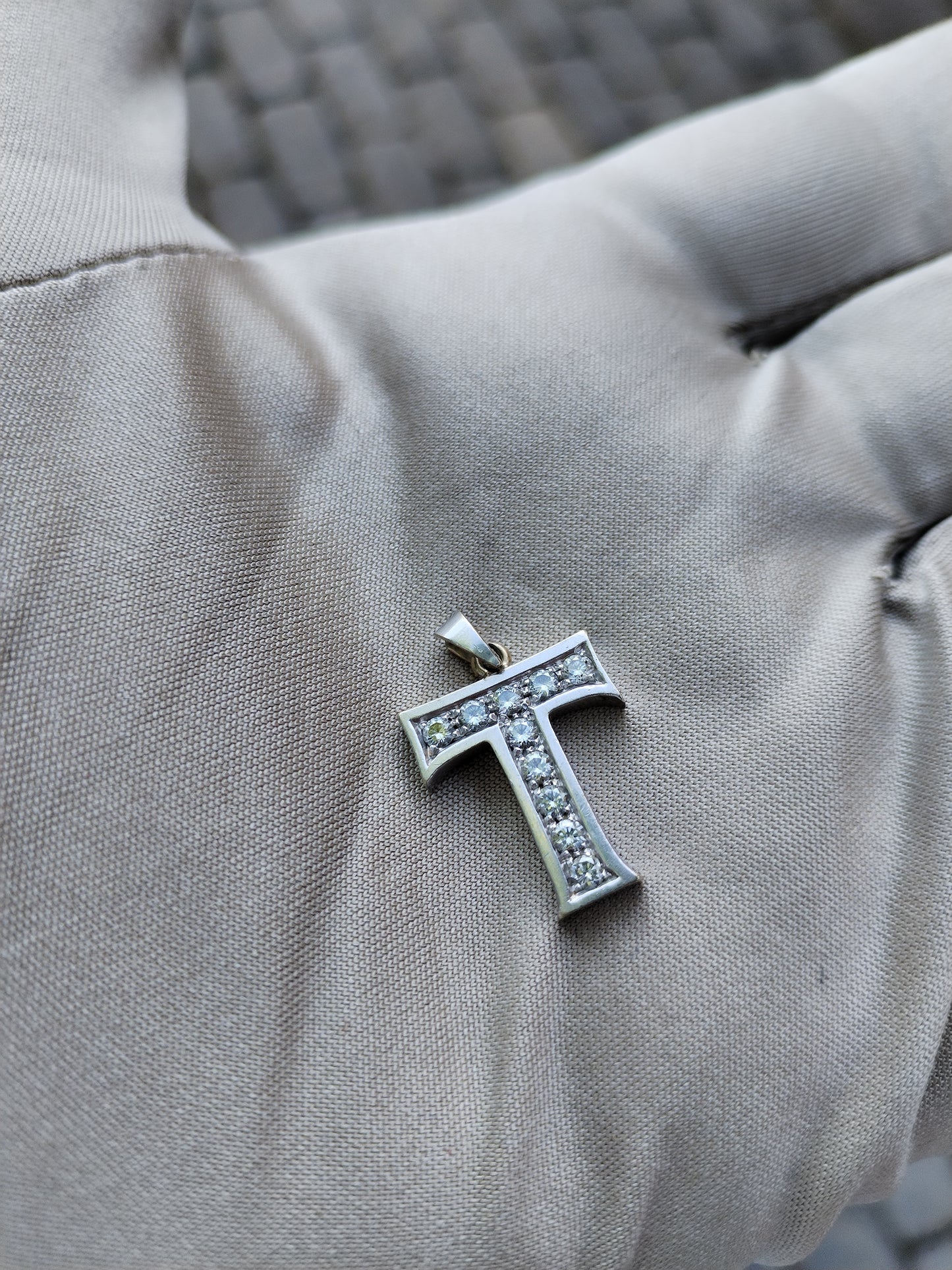 Letra T de oro blanco