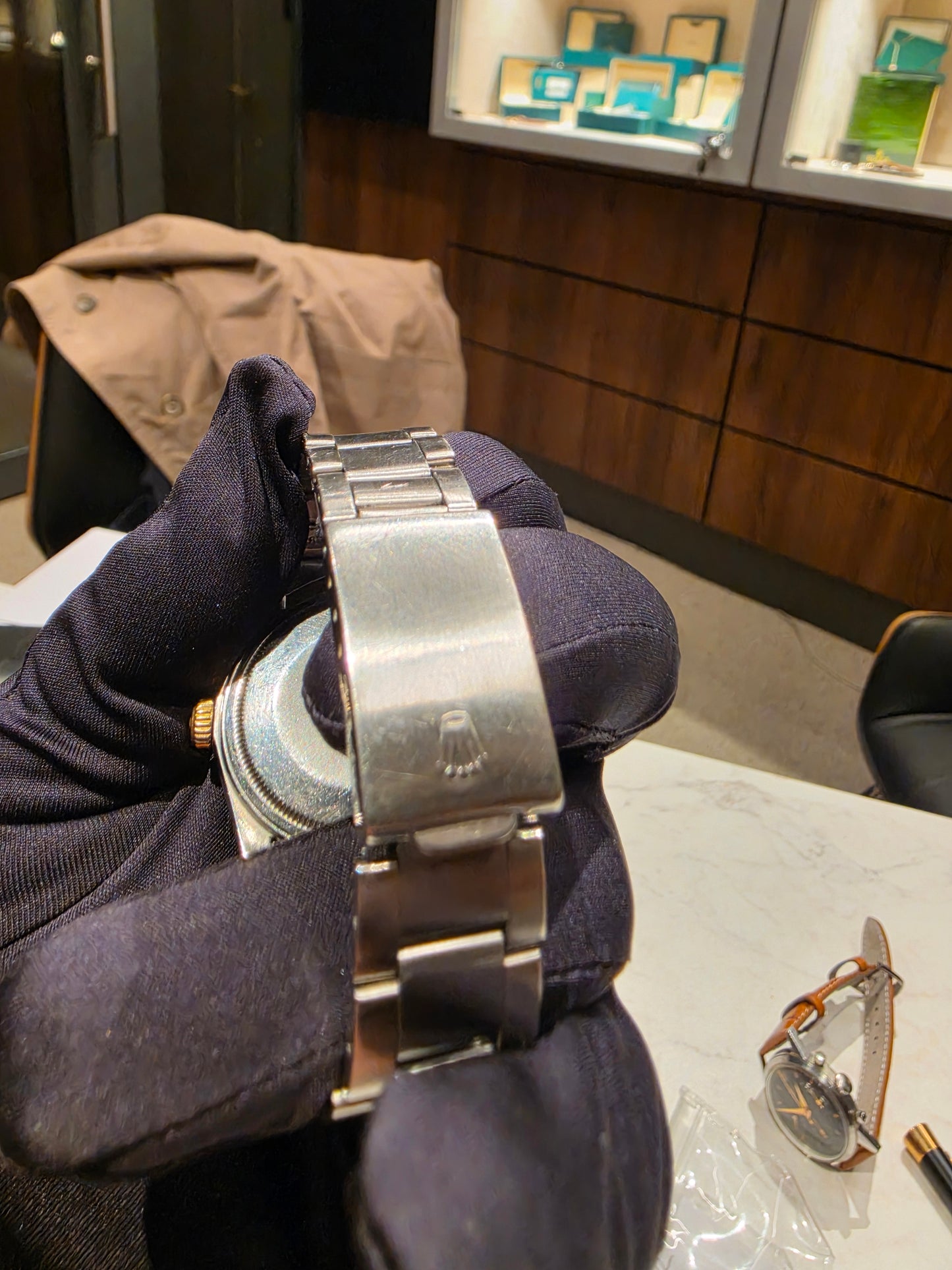 Rolex Date Ref. 1500 — Esfera Blanca Romana, Bisel Liso, Cal. 1570
