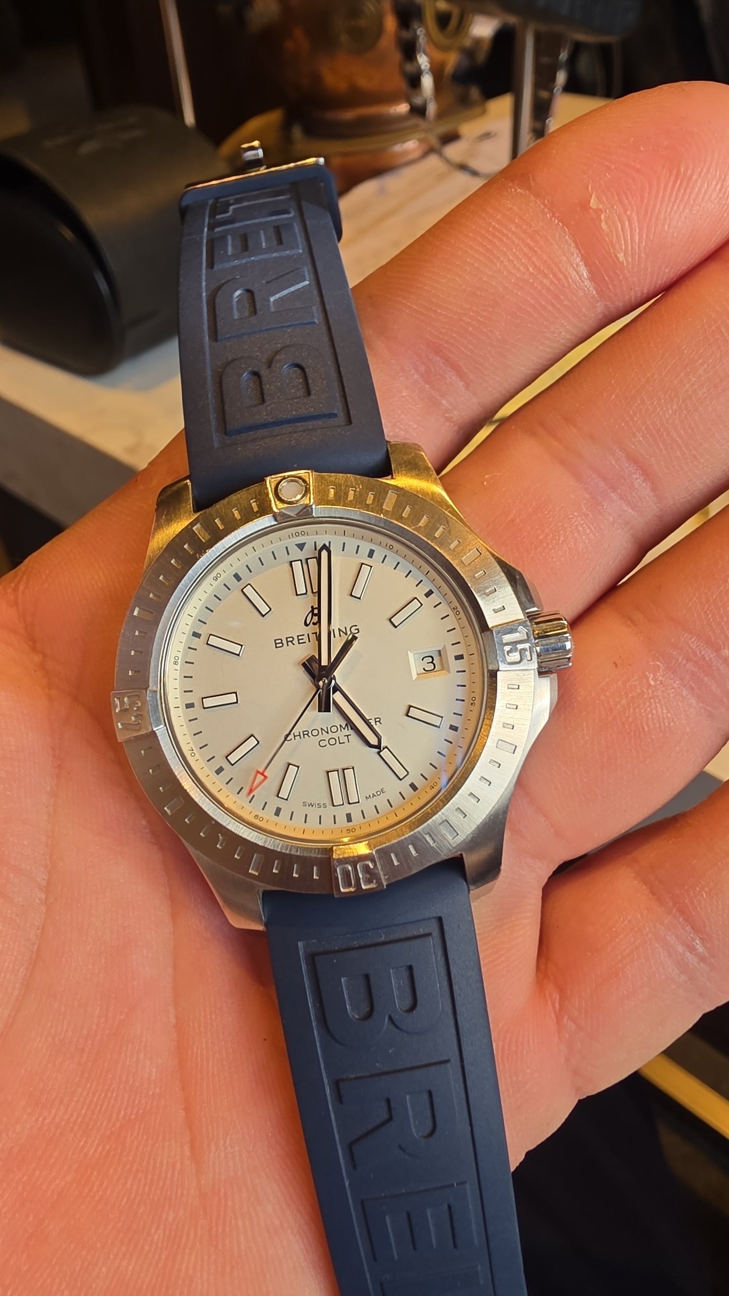 Breitling Colt Chronometer Automático – Esfera Blanca – Correa Caucho Azul FULL SET