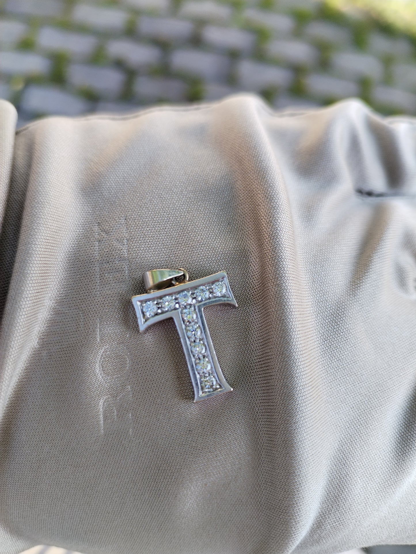 Letra T de oro blanco