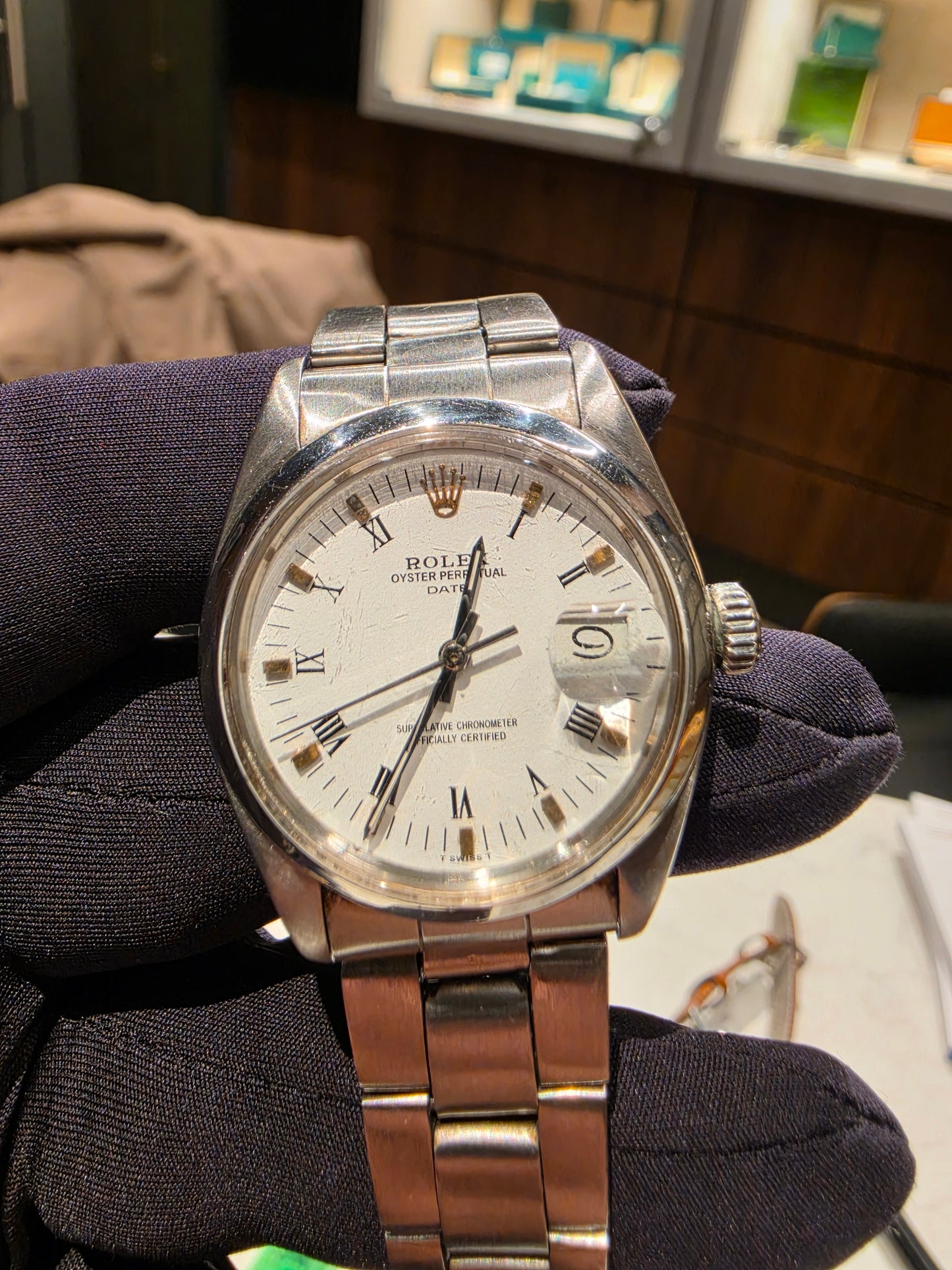 Rolex Date Ref. 1500 — Esfera Blanca Romana, Bisel Liso, Cal. 1570