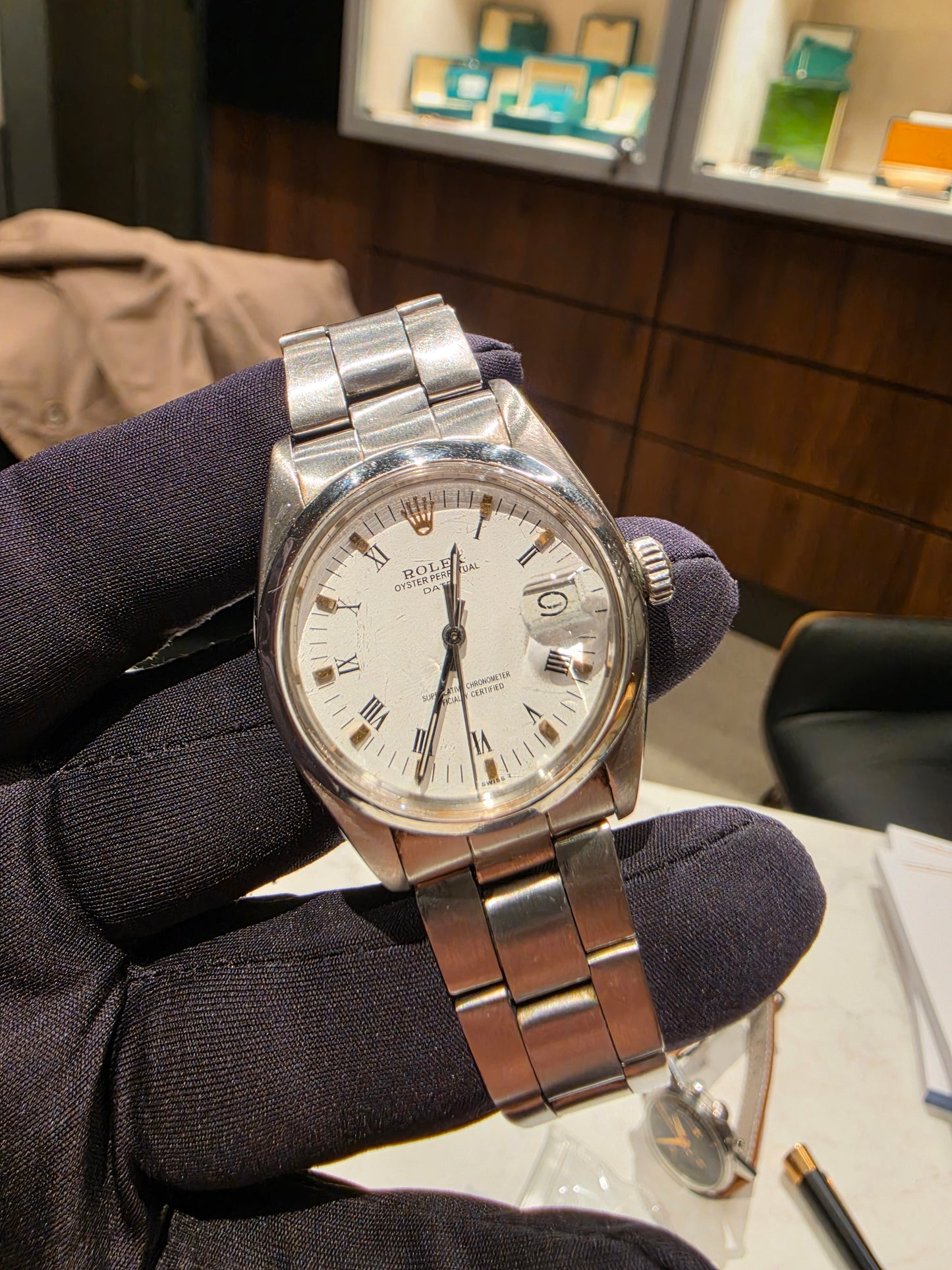 Rolex Date Ref. 1500 — Esfera Blanca Romana, Bisel Liso, Cal. 1570